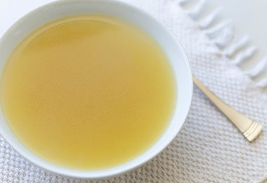 Tanto un caldo como un consomé de pollo se pueden colar para limpiar impurezas