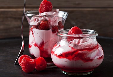 Frutos rojos con crema batida.