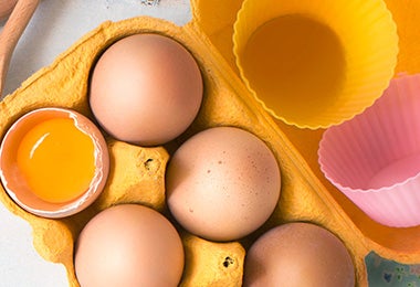 Moldes de repostería para postres, junto a una casa de huevos.