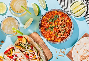 Tacos, guacamole y frijoles refritos, recetas mexicanas que suelen llevar tomate.