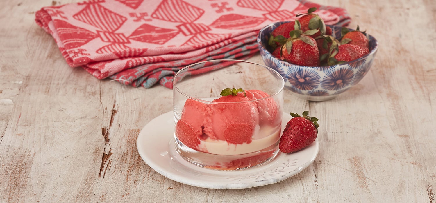 Helado de Frutilla con Salsa de Vainilla
