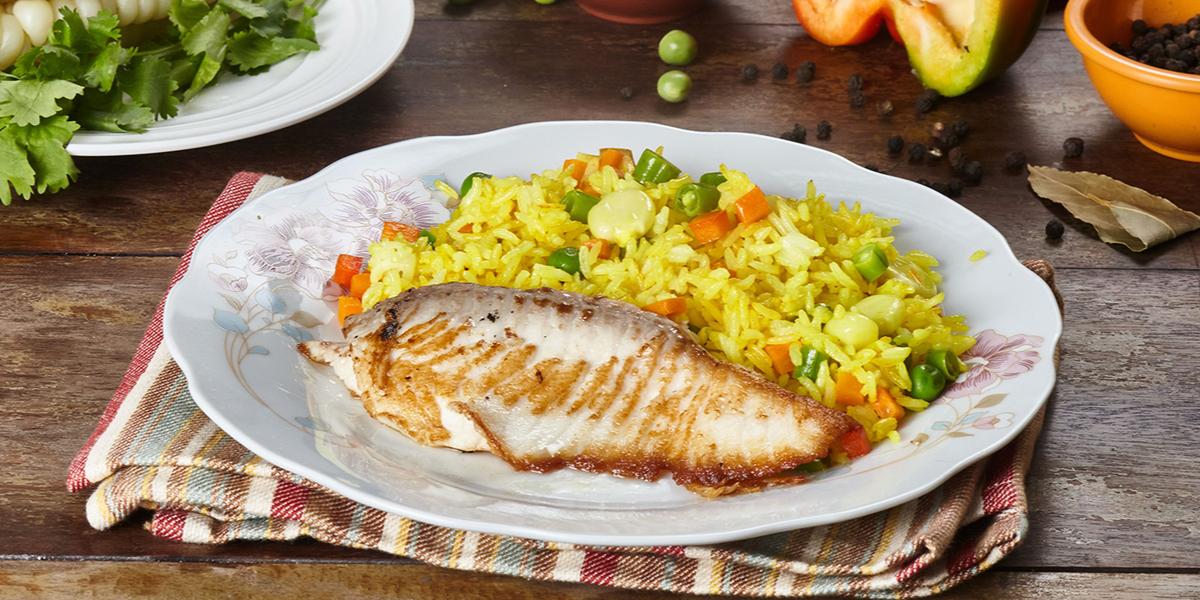 Cocina un Arroz a la jardinera con pescado