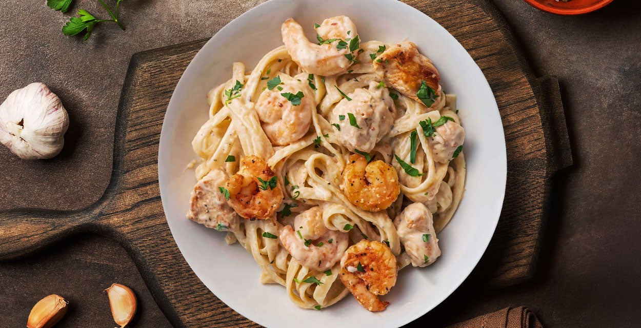 ¿Cómo hacer fetuccini con camarones y pollo?