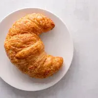 Un croissant clásico, sin relleno. Un croissant clásico, sin relleno.