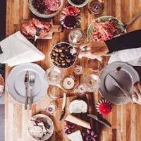 Los jamones y las tapas son típicos de la comida española. Los jamones y las tapas son típicos de la comida española.