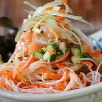El ceviche es un plato típico peruano muy popular. El ceviche es un plato típico peruano muy popular.