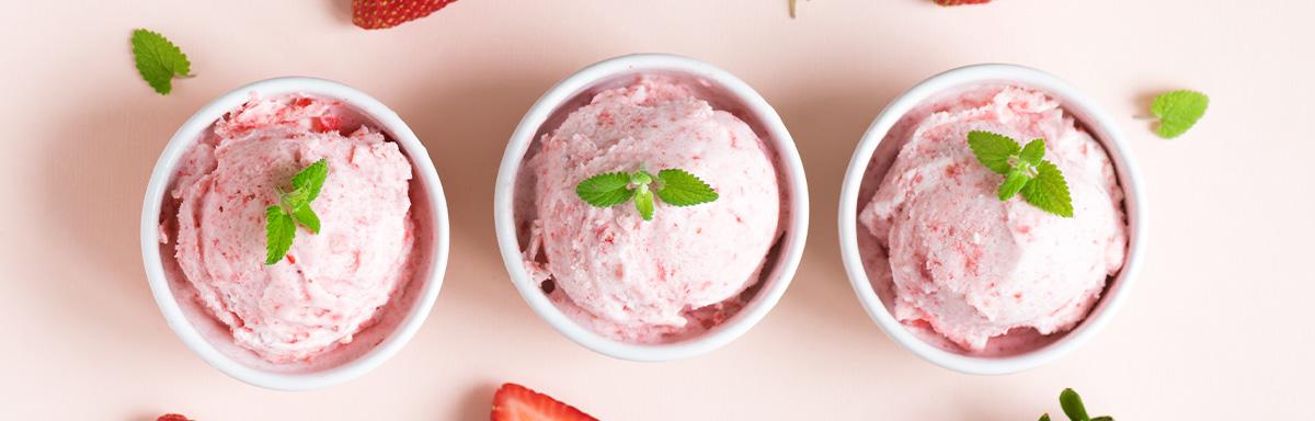 Vaso con helado de frutilla