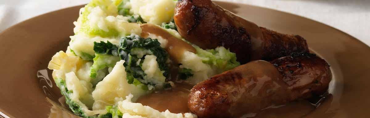 Salchichas caseras, acompañadas de papas.