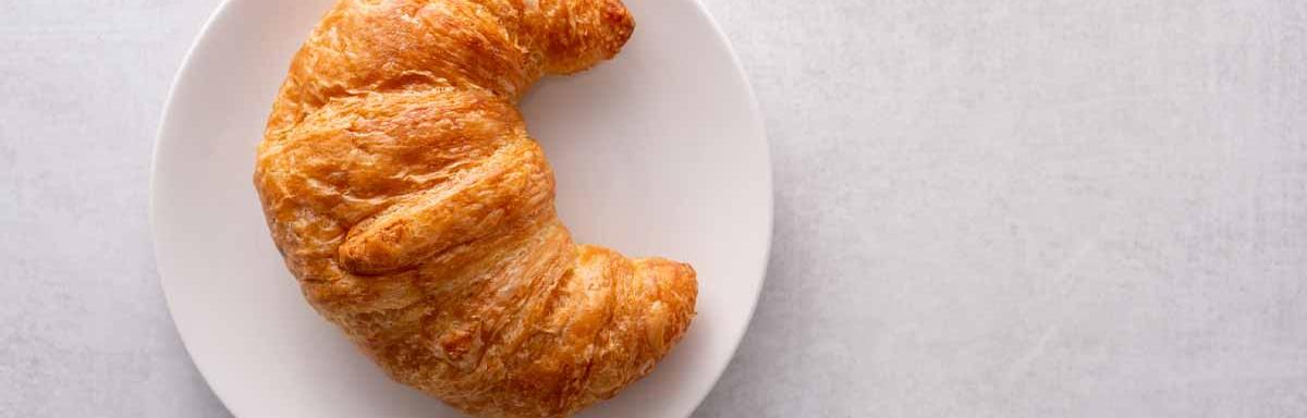 Un croissant clásico, sin relleno.