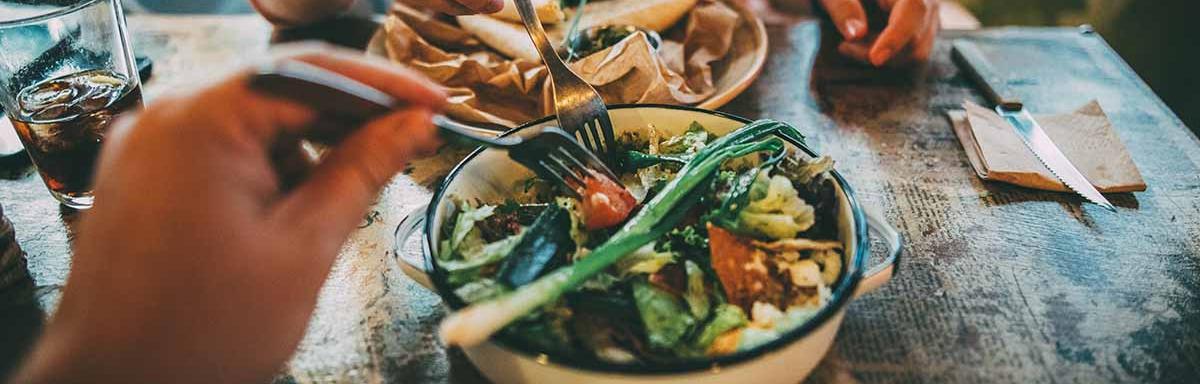 Una ensalada es una buena forma de aprovechar las sobras de comida.