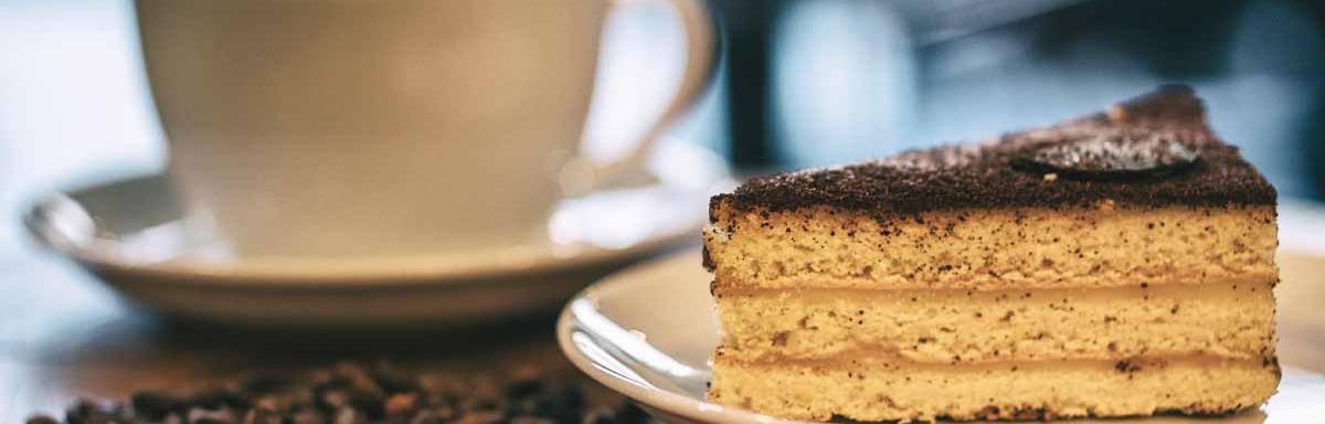 Una crema para rellenar en con una torta de café.