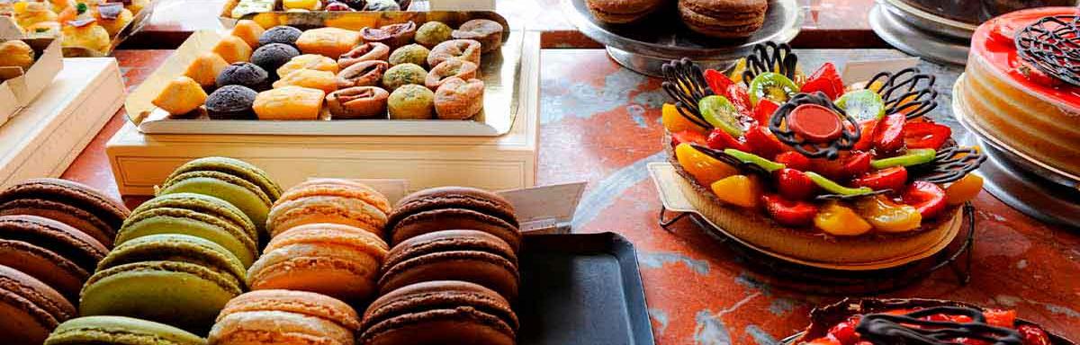 Macarrones, orejas y otros postres de la pastelería francesa.