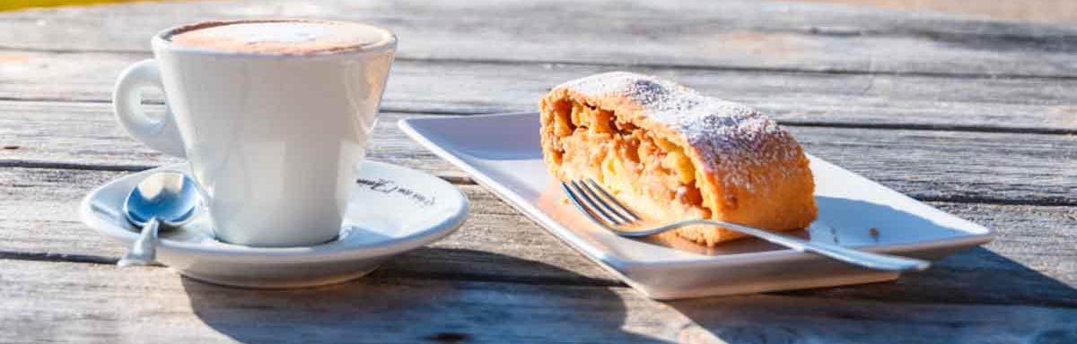 Un strudel de manzana con café.