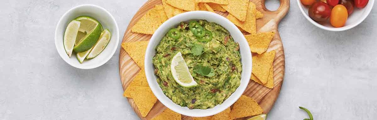 Entrante con ingredientes para hacer guacamole