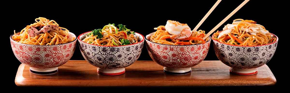 Fideos de arroz en distintos platos y con diferentes ingredientes.