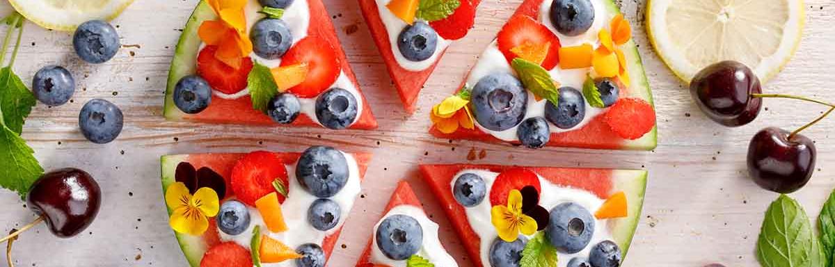 Pizza de frutas con arándanos, también conocidos como moras azules, y sandía.