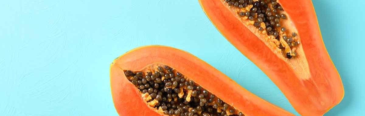 Papaya con semillas en mitades