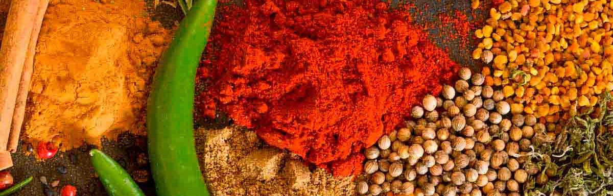 La paprika se distingue por sus tonos rojizos, aunque puede variar.