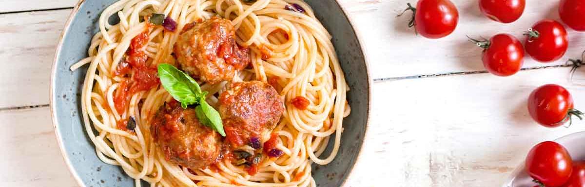 Plato de pasta con albóndigas caseras 