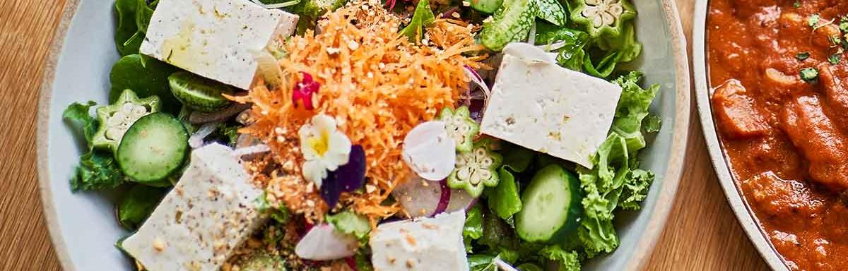 Platos de la India, incluyendo una ensalada con tofu.