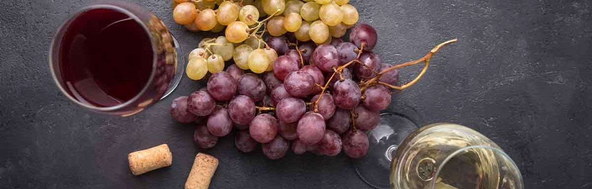 Variedad de uvas con copas de vino