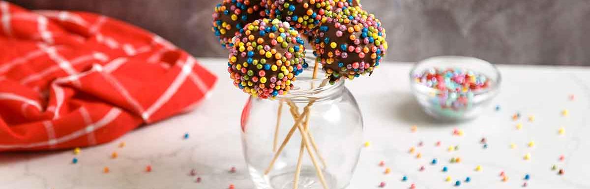 Cake pops de chocolate y chispas de colores