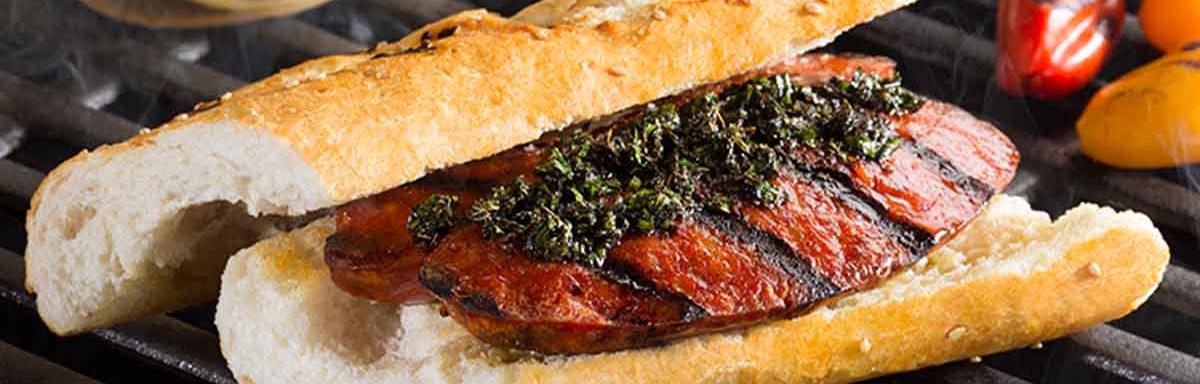 El choripán con chimichurri es todo un clásico argentino.