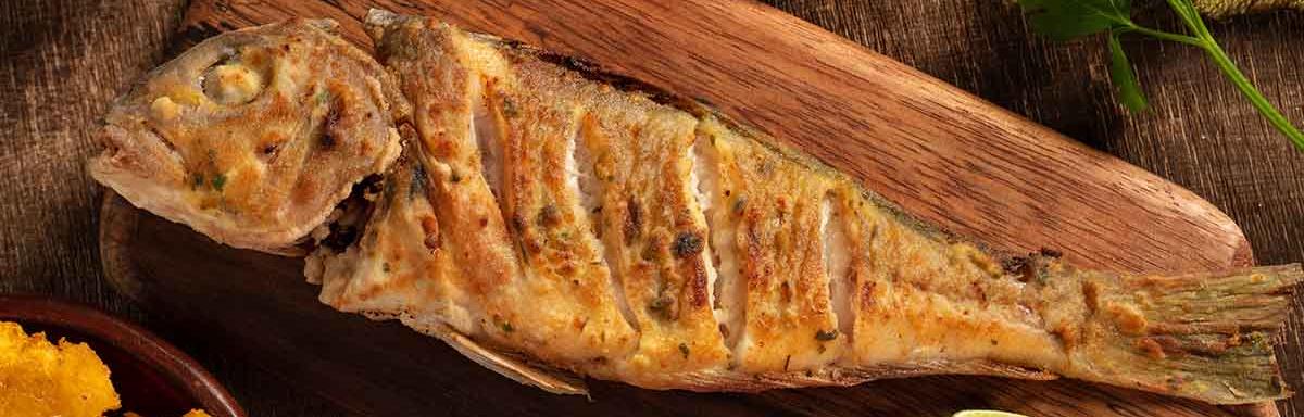 Tabla con pescado e ingredientes de comidas fritas