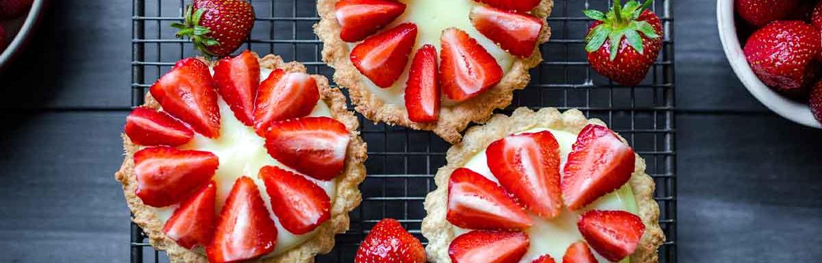 Tartaletas de frutillas con crema pastelera.