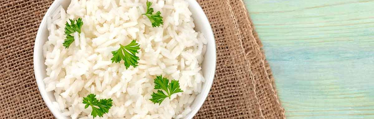 Al hacer arroz se pueden añadir hierbas aromáticas, como cilantro o perejil.
