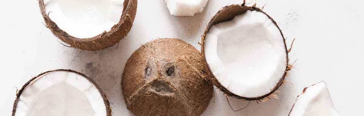 El coco tiene la pulpa blanca y agua en su interior.