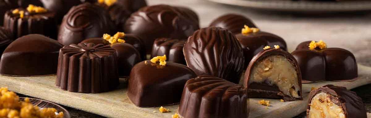 Bombones hechos con moldes para chocolate
