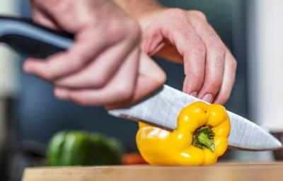 Cuchillo cortando un pimentón