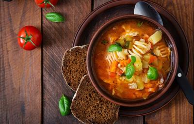 Plato con sopa de verduras