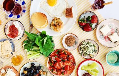 Mesa con diferentes platos de desayuno