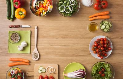Varios ingredientes para armar una ensalada saludable Varios ingredientes para armar una ensalada saludable
