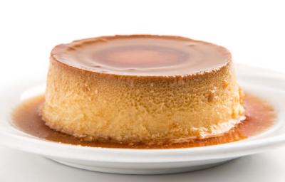 Plato con Flan cubierto de caramelo
