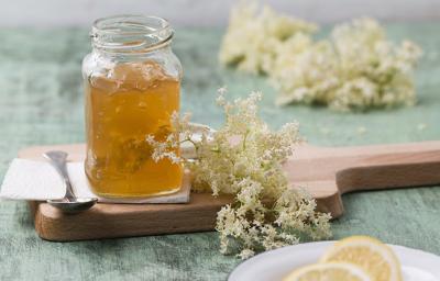Mermelada casera de piña sobre una tabla