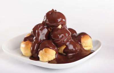 Profiteroles con salsa de chocolate