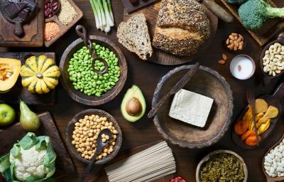 Alimentos de una comida vegana y vegetariana