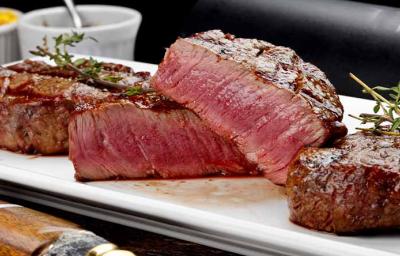 Trozos de carnes maduradas después de ser cocinados. Trozos de carnes maduradas después de ser cocinados.
