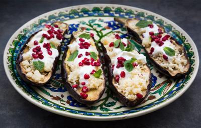 Una forma de cocinar con berenjena es usarla para rellenarla con algunos ingredientes. Una forma de cocinar con berenjena es usarla para rellenarla con algunos ingredientes.