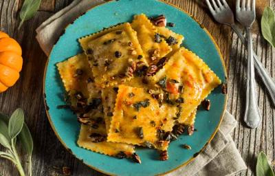 Un plato de ravioles, el tipo de pasta rellena más popular.