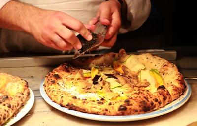 Hay tipos de pizzas que se caracterizan por tener una masa más gruesa. Hay tipos de pizzas que se caracterizan por tener una masa más gruesa.
