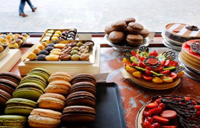 Macarrones, orejas y otros postres de la pastelería francesa.