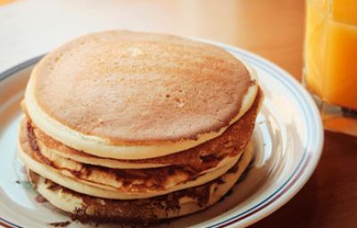 Una pila de pancakes balanceados. Una pila de pancakes balanceados.