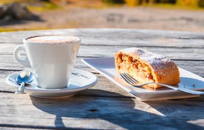 Un strudel de manzana con café.
