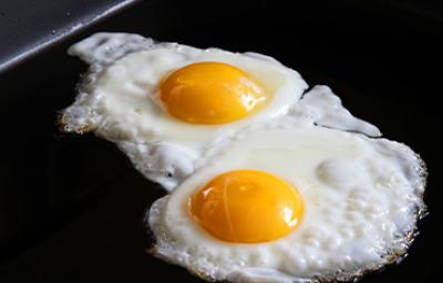 La yema de los huevos contiene colágeno.