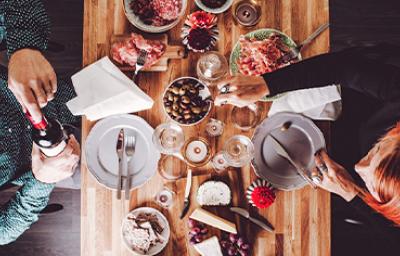 Los jamones y las tapas son típicos de la comida española.