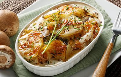 Una forma deliciosa de cocinar papas es gratinadas y al horno.